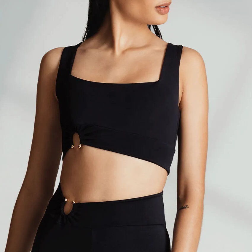 TOP DECOTE RETO COM AVIAMENTO PIERCING